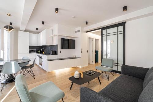 un salon avec un canapé, des chaises et une table dans l'établissement 29 ANDRE - Luxurious apartment 20m from beaches - Villa royale Croisette, à Cannes