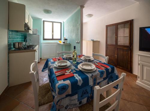 a dining room with a table and a kitchen at Casa Spiga in Cagliari