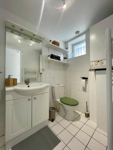 une salle de bain blanche avec un lavabo et des toilettes dans l'établissement BnGo I Maison Mimosa I Jardin, 3 chambres, 9 personnes, à Villeurbanne