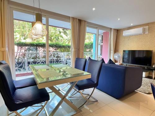 a dining room with a table and chairs at Grande Cariibbean Pattaya by Thita in Pattaya South