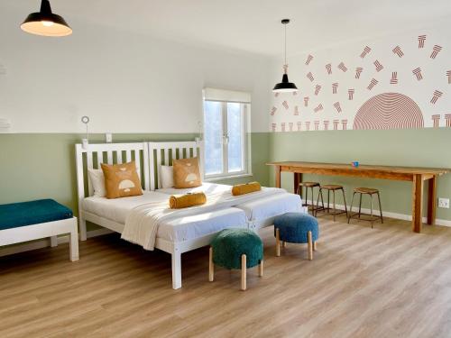 Un dormitorio con una cama, una mesa y un escritorio. en Central Seaview Villa Swakopmund, en Swakopmund