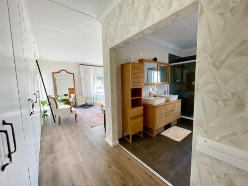 un baño con lavabo y espejo en Central Seaview Villa Swakopmund, en Swakopmund