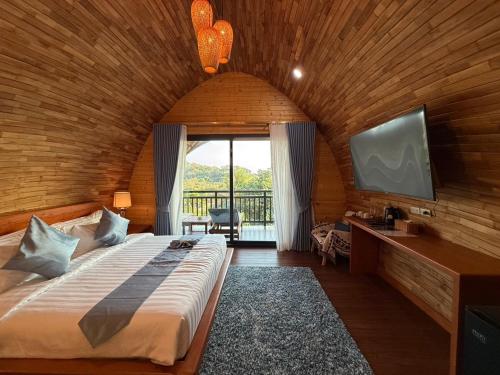 Postel nebo postele na pokoji v ubytování Phumala Lanta Seaview Resort ภูมาลา ลันตา ซีวิว รีสอร์ท