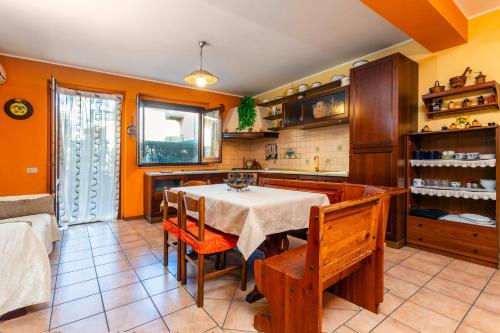 Dapur atau dapur kecil di Le Piramidi Seaside House