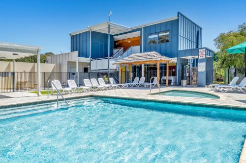 Πισίνα στο ή κοντά στο 2-Bedroom Coastal Retreat