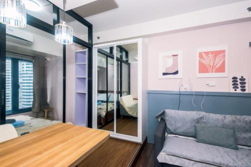 ein Wohnzimmer mit Tisch und Couch in der Unterkunft Dreamy One bedroom Cozy Lush Family condo Air Gym Swim Park in Manila