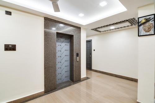 a hallway with a door and a wall at Super Townhouse OAK Sayhallo Ecstasy in Bhubaneshwar