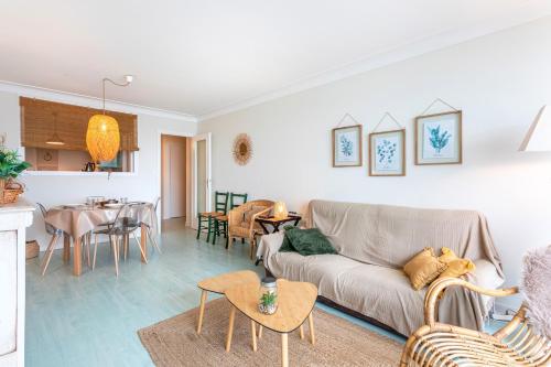 un salon avec un canapé et une table dans l'établissement La Houle, appartement face mer, à Les Sables-dʼOlonne