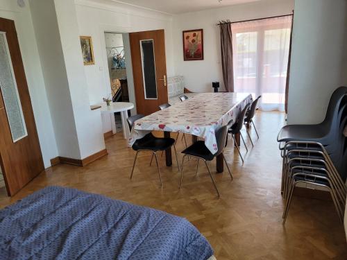 une salle à manger avec une table et des chaises dans une pièce dans l'établissement do mi si la do ré, à Exincourt