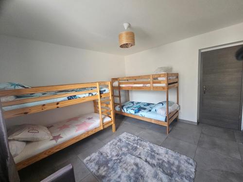 - 2 lits superposés dans une chambre avec un tapis dans l'établissement maison du sud, à Marsillargues
