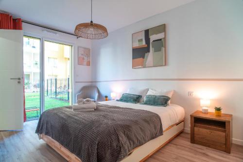 une chambre avec un lit et une grande fenêtre dans l'établissement Le Blue Dock - Port de Vannes, à Vannes