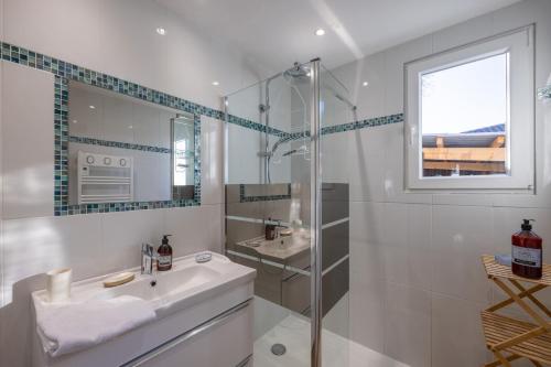 une salle de bain blanche avec un lavabo et une douche dans l'établissement L'Espérance - Belle terrasse proche de la plage, à Gujan-Mestras