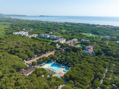an aerial view of a resort with a swimming pool at Camping Alannia Neptuno in Pals