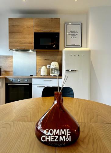 une bouteille brune assise au-dessus d'une table dans l'établissement Appartement Nancy Thermal 6 personnes avec Garage, à Nancy