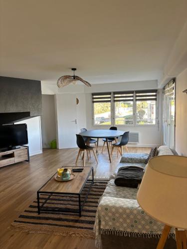 un salon avec un canapé et une table dans l'établissement les pieds dans l'eau, à Royan