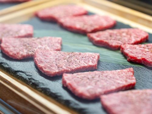 a group of raw beef burgers on a grill at FIVE SPRING RESORT THE SHIRAHAMA in Shirahama