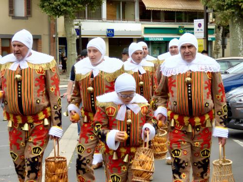 a group of people walking down the street with accordions at Studio charmant dans Brioude – 25 m² avec terrasse et parking in Brioude