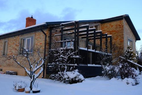 冬のCozy Family House with Garden and Greenhouseの様子