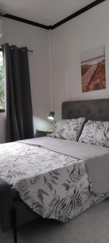 Postel nebo postele na pokoji v ubytování Matteo's hus VILLA RENTAL