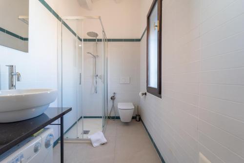 ein Badezimmer mit Waschbecken, Dusche und Toilette in der Unterkunft Quentin's House in Alghero