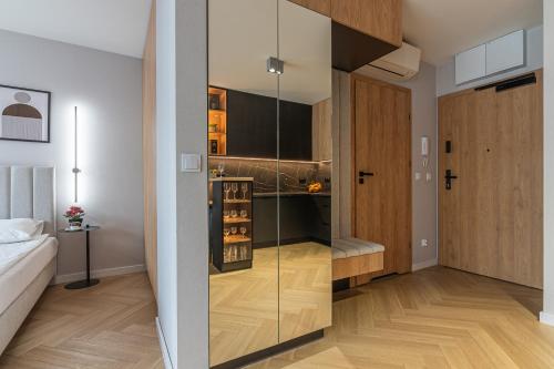 a room with a glass door leading to a bedroom at River Side Residence in Oświęcim