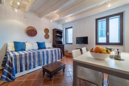 ein Wohnzimmer mit Sofa und Tisch in der Unterkunft Quentin's House in Alghero