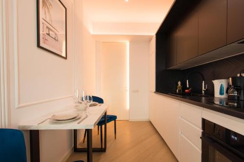 - une petite cuisine avec une table blanche dans une chambre dans l'établissement Cortina North - Modern Studio Apartment with Balcony, à Voluntari