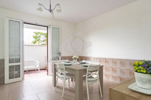 a kitchen and dining room with a table and chairs at Appartamento Stella Maris in Marina di Mancaversa