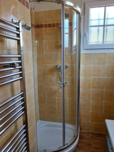 une douche avec une porte vitrée dans une salle de bain dans l'établissement Belle villa 8 avec piscine, à Callian