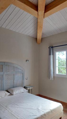 une chambre avec un lit blanc et une fenêtre dans l'établissement Belle villa 8 avec piscine, à Callian