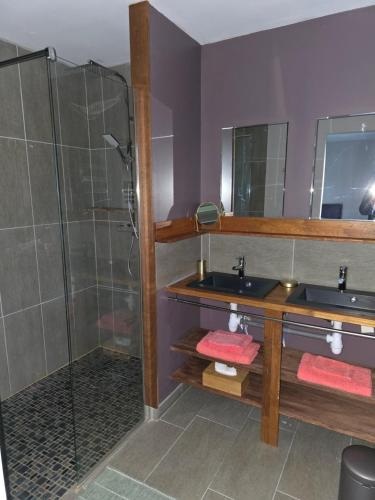 a bathroom with two sinks and a shower at Les balcons du cap in Escalles