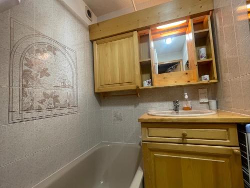 une salle de bain avec un lavabo et une baignoire dans l'établissement Douceurs des Biches, à Samoëns