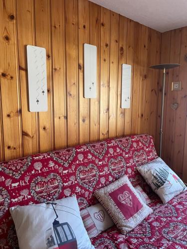 - un canapé avec des oreillers dans l'établissement Douceurs des Biches, à Samoëns