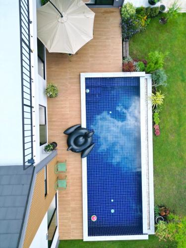 Bazén v ubytování Nordic Hearth Pool Villa KhaoYai nebo v jeho okolí