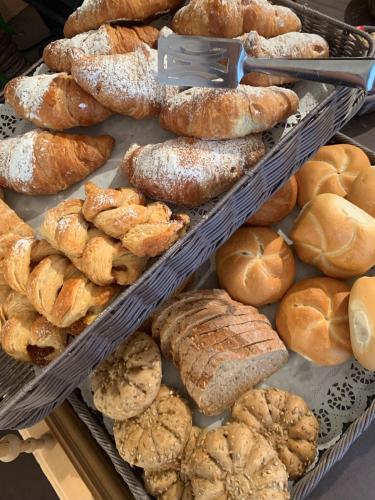 a display of bread and pastries in a bakery at Residence Garni Stella in San Vigilio Di Marebbe