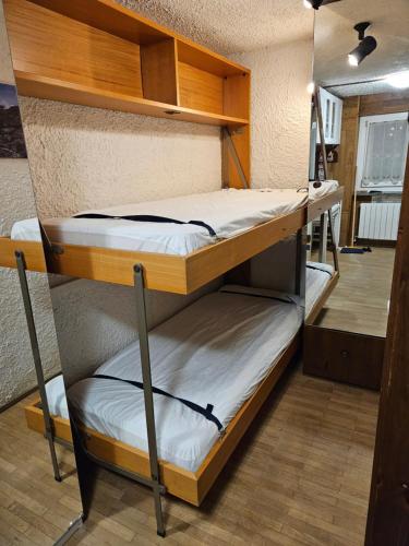 een kamer met twee stapelbedden erin bij oasi budden 2 in Breuil-Cervinia