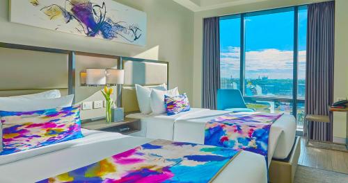 Postel nebo postele na pokoji v ubytování Savoy Hotel Manila near NAIA Terminal 3 MNL