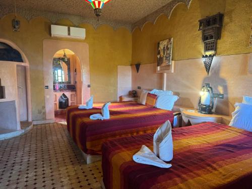 Ένα ή περισσότερα κρεβάτια σε δωμάτιο στο Hotel ksar merzouga