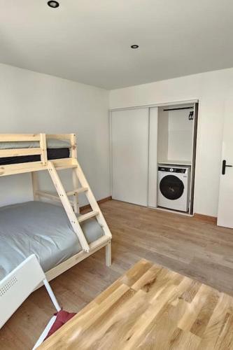 Cette chambre comprend des lits superposés et une cuisine. dans l'établissement Charmant Appartement Refait à Neuf à Nancy, à Nancy