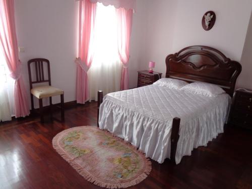 Casa Quinta do Marquês tesisinde bir odada yatak veya yataklar