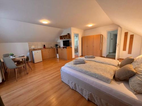 Postel nebo postele na pokoji v ubytování Akácfa B&B