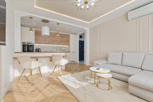 Η κουζίνα ή μικρή κουζίνα στο Elegant 1BR Apt with AC