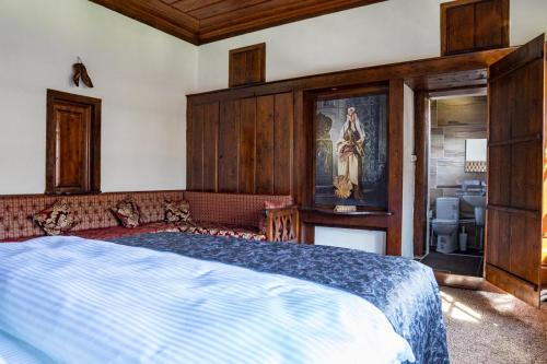 Un dormitorio con una cama grande en una habitación. en Hacı Rıfatlar Konağı, en Taraklı