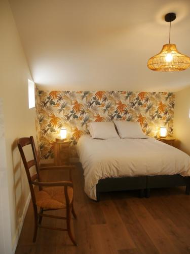 une chambre avec un lit, une chaise et des lumières dans l'établissement TY LAOUEN - 1km des plages - Jardin - Wifi -, à Saint-Philibert