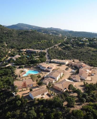 une vue aérienne d'un complexe avec piscine dans l'établissement Appartement design, à Porto-Vecchio