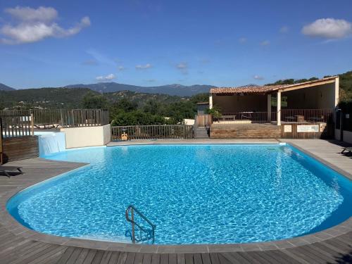 - une grande piscine bleue au-dessus d'une maison dans l'établissement Appartement design, à Porto-Vecchio