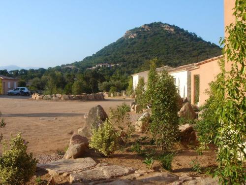 un bâtiment avec une montagne en arrière-plan dans l'établissement Appartement design, à Porto-Vecchio