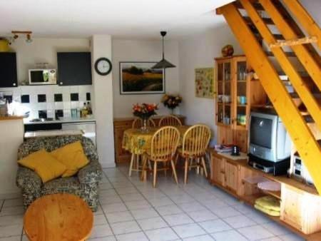 un salon avec un canapé et une table avec des chaises dans l'établissement Maison 3 pièces - Gruissan Ayguades AY060-160, à Vires