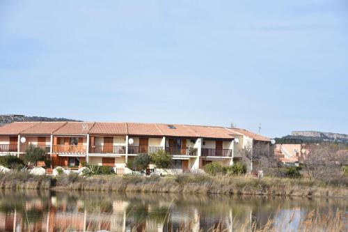 un bâtiment sur le bord d'une rivière dans l'établissement Maison 3 pièces - Gruissan Ayguades AY060-160, à Vires