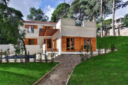 Private luxury Villa BIANCO on Solta for up to 10 persons, heated pool, free parking, very close to the beach! FREE Kajak & Mountainbikes, GREAT living area & privacy!